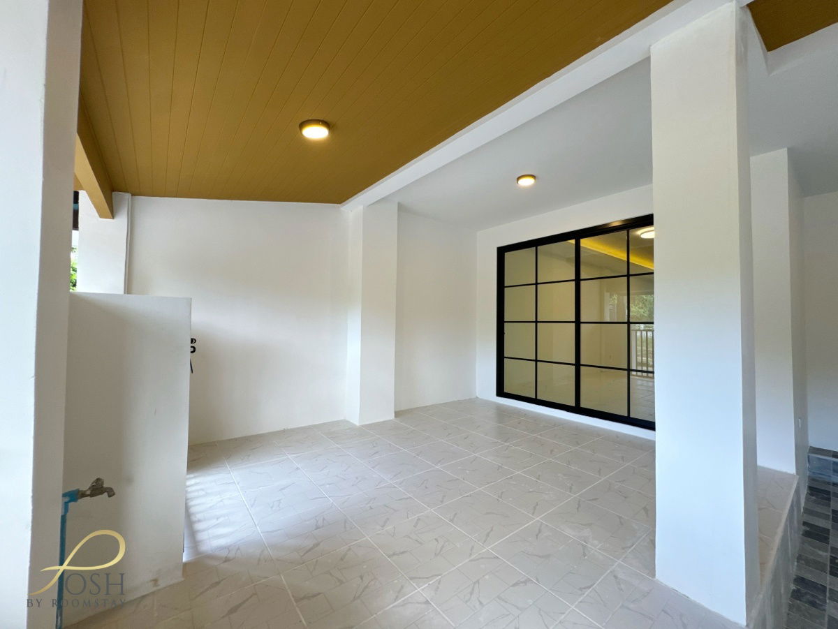 รูป หมู่บ้านชเลคีรี กะทู้ - บ้านรีโนเวทใหม่ทำเลกะทู้  ใกล้ปั๊มบางจากกะทู้ ห้องนอนใหญ่มาพร้อมระเบียง ไม่ชนบ้านหลังอื่น บรรยากาศโปร่งโล่ง - รูปที่ 2/32