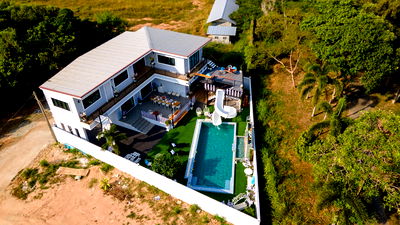 Houses for sale Lieb Tang Rodfai : 6 Bedrooms Pool Villa for Sale in Huay Yai