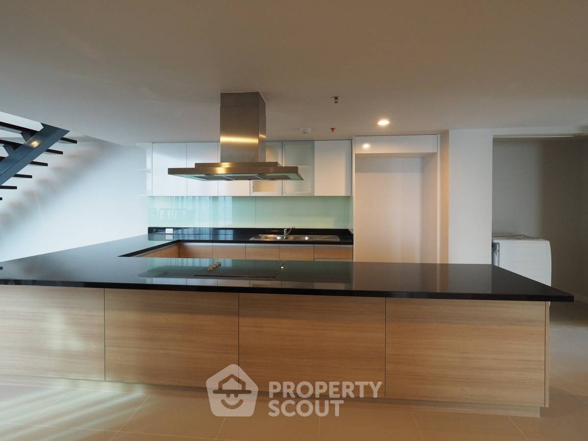 picture 4-BR Condo at Circle Condominium near MRT Phetchaburi (ID 515679) - 9/23