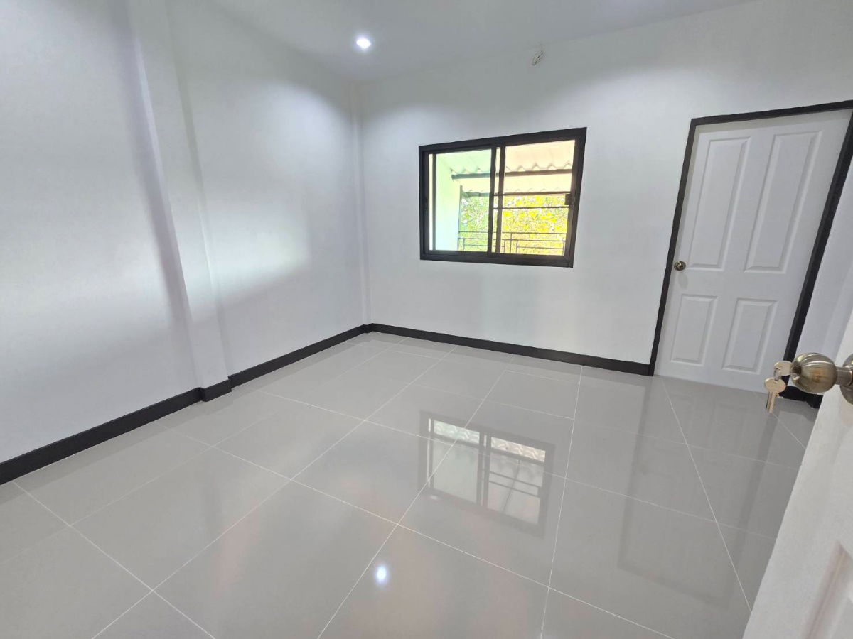 รูป ทาวน์เฮ้าส์2ชั้น รีโนเวทใหม่ ทำเลดี ใกล้สนามบินสุวรรณภูมิ หมู่บ้าน รุ่งนภาเพลส ซอยร่มเกล้า16 มีนบุรี - รูปที่ 25/33