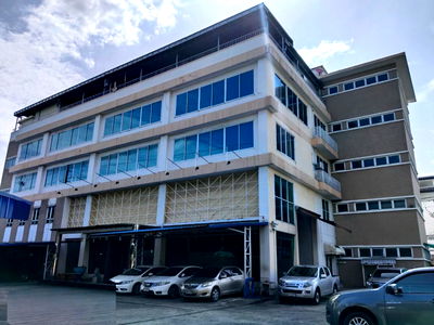 สำนักงาน ถนนลาดพร้าว : อาคารสำนักงาน 5 ชั้น ติดถนนประดิษฐ์มนูธรรมพร้อมที่จอดรถ