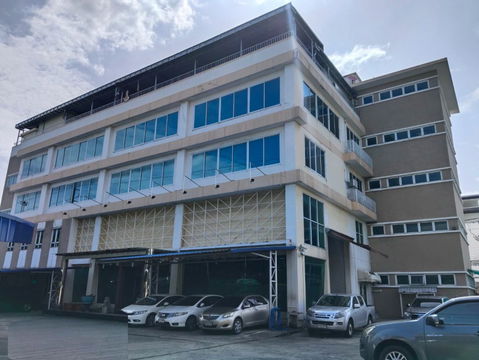 5-storey Office building in Pradit Manutham main road with ample car park