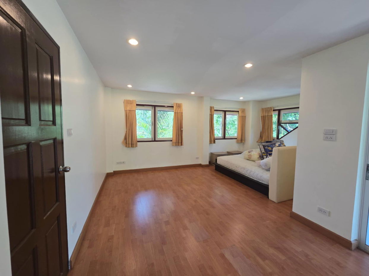 picture Charming 4-Bedroom Thai-Style House for Sale - 3/8