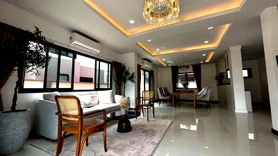 Houses for sale Lieb Tang Rodfai : Luxury Two-Story Modern Villa for Sale in Huay Yai