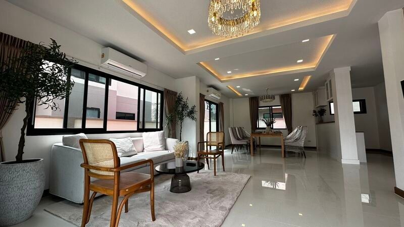 picture Luxury Two-Story Modern Villa for Sale in Huay Yai - 1/8