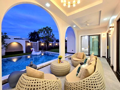 บ้านเดี่ยว หนองปรือ ชลบุรี : ขายพูลวิลล่าทันสมัย ​​4 ห้องนอน ในพัทยาตะวันออก