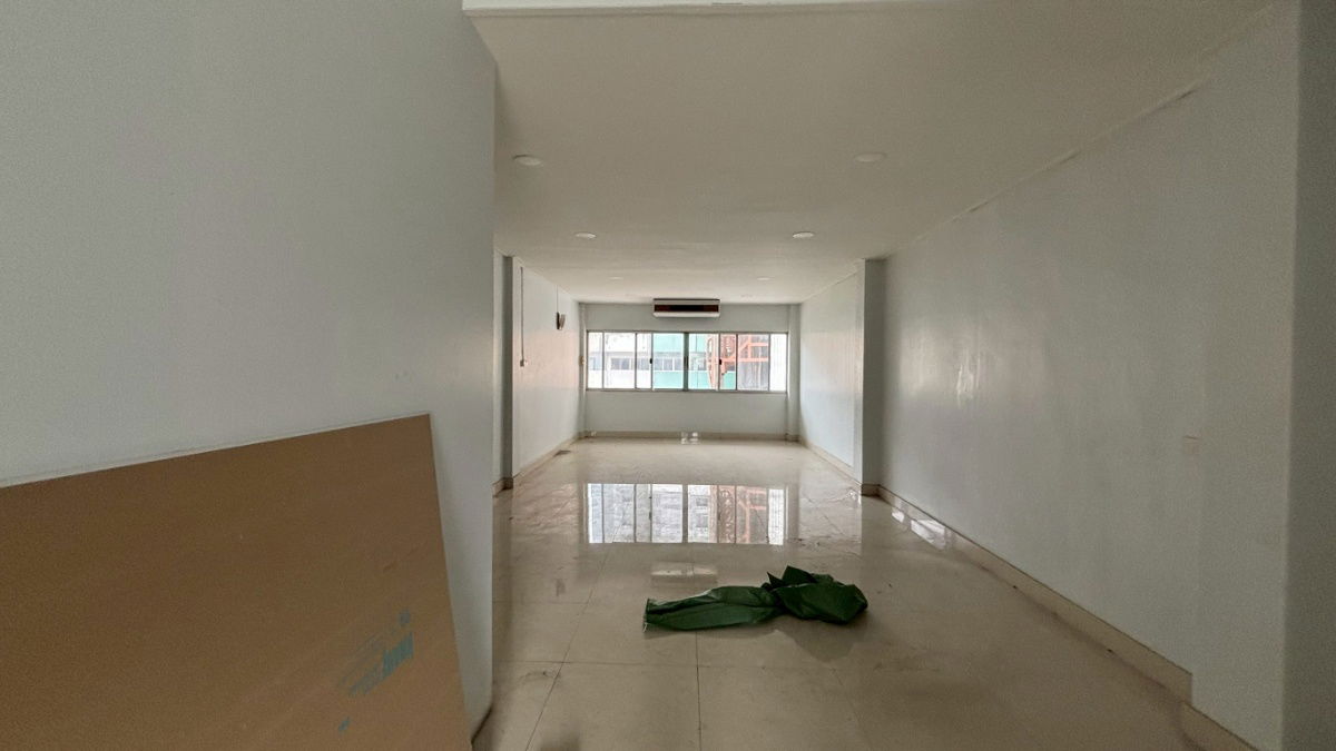 picture Commercial building for sale, 14 sq wah, good location on Petchburi Road. - 13/43