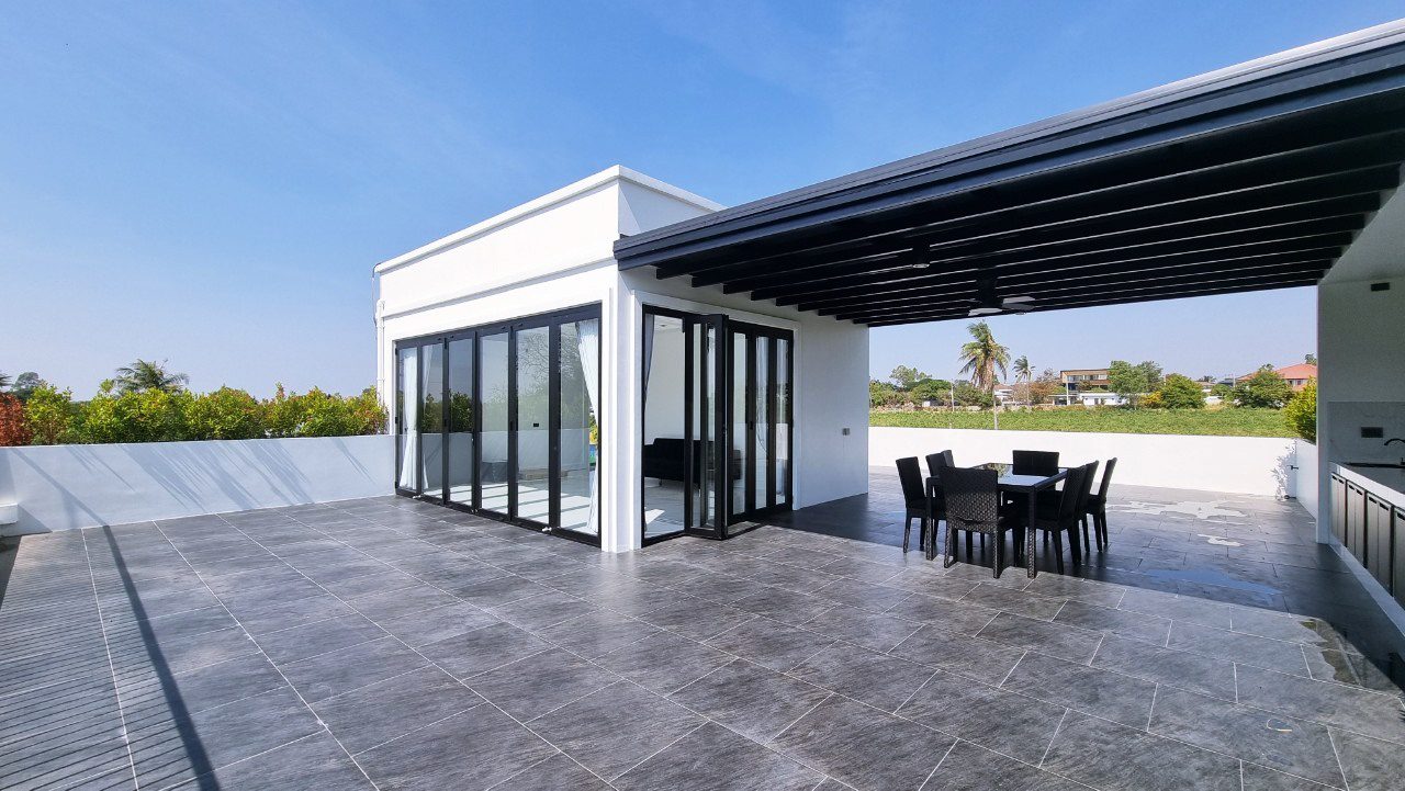 picture Luxury Pool Villa in Mabprachan for Sale - 21/26