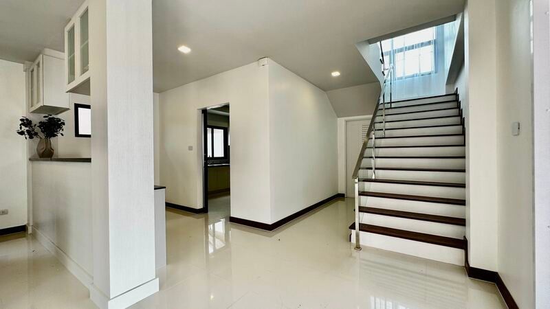 picture Luxury Two-Story Modern Villa for Sale in Huay Yai - 3/8