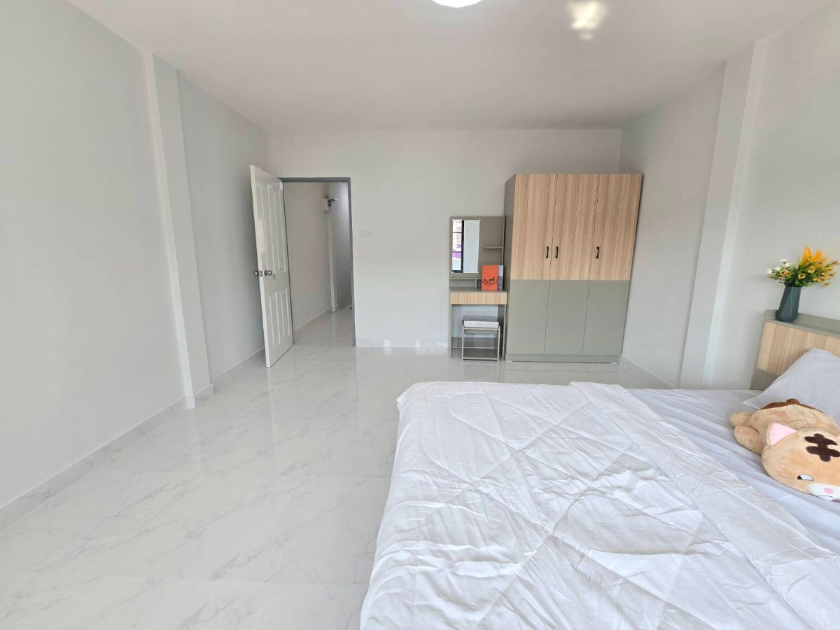 รูป ทาวน์เฮ้าส์ รีโนเวท พร้อมหิ้วกระเป๋าเข้าอยู่ได้เลย  หมู่บ้าน เคซี.รามอินทรา 8 ถนนไทยรามัญ คลองสามวา เฟอร์นิเจอร์มากมาย - รูปที่ 19/26