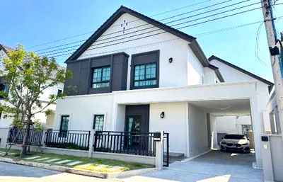 Houses for rent : Luxury detached house for rent, 3 bedrooms, Centro Bangna Village, near Mega Bangna, only 10 minutes, 2 floors, 52 sq m, ready to move in.