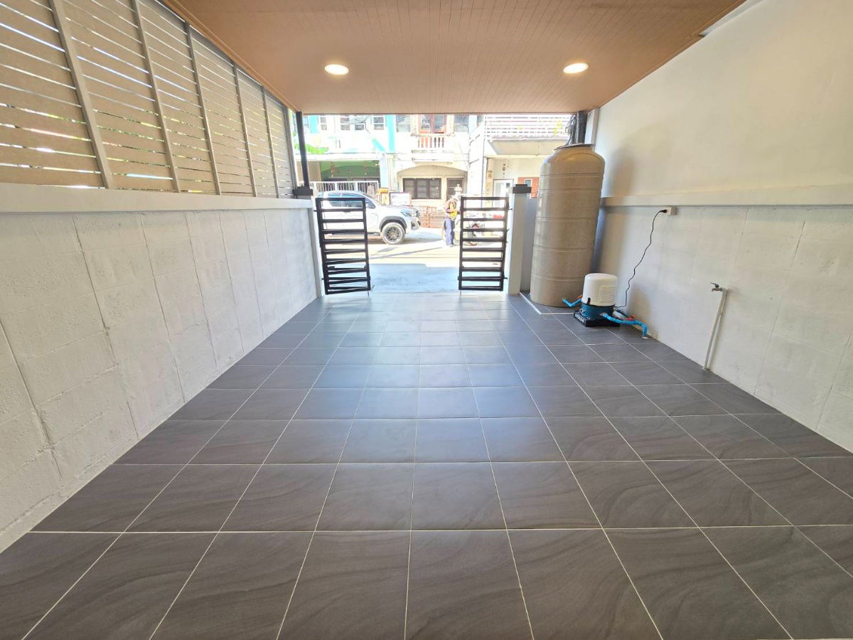 รูป ทาวน์เฮ้าส์2ชั้น รีโนเวทใหม่ ทำเลดี ใกล้สนามบินสุวรรณภูมิ หมู่บ้าน รุ่งนภาเพลส ซอยร่มเกล้า16 มีนบุรี - รูปที่ 4/33