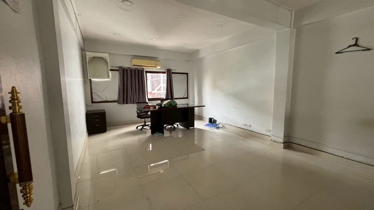 picture Commercial building for sale, 14 sq wah, good location on Petchburi Road. - 18/43