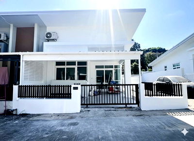 ทาวน์โฮม บางละมุง ชลบุรี : ทาวน์เฮาส์ซอยเนินพลับหวาน ใกล้ตลาดผู้ใหญ่กุ่น ขนาด32ตร.ว ทำเลใจกลางพัทยา