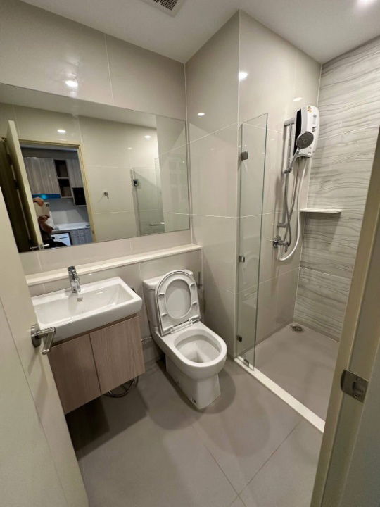 picture Life Rama 4 -                     Asoke - 13/17