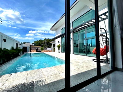 Houses for sale : 4 Bedrooms Pool Villa in East Pattaya for Sale