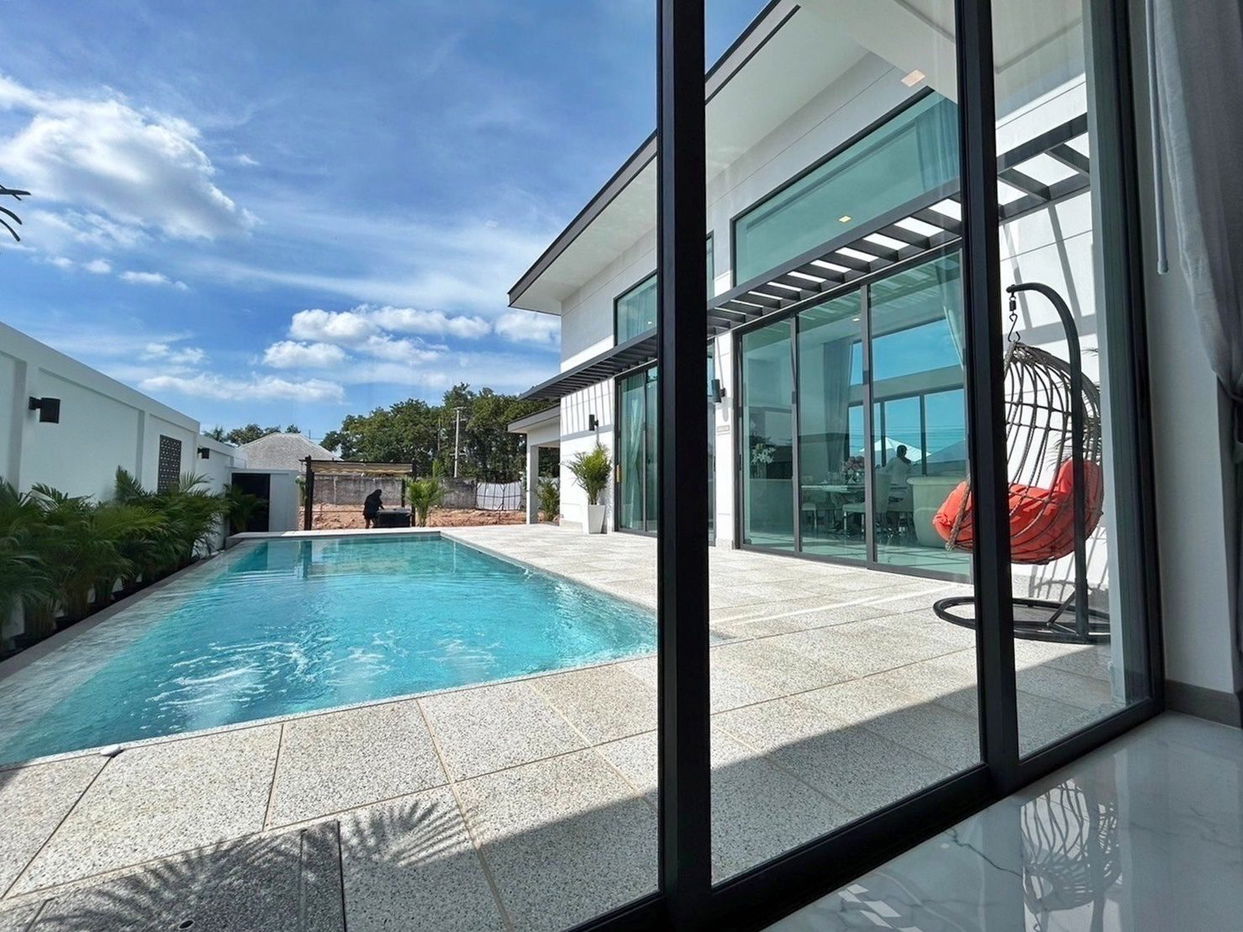 picture 4 Bedrooms Pool Villa in East Pattaya for Sale - 1/14