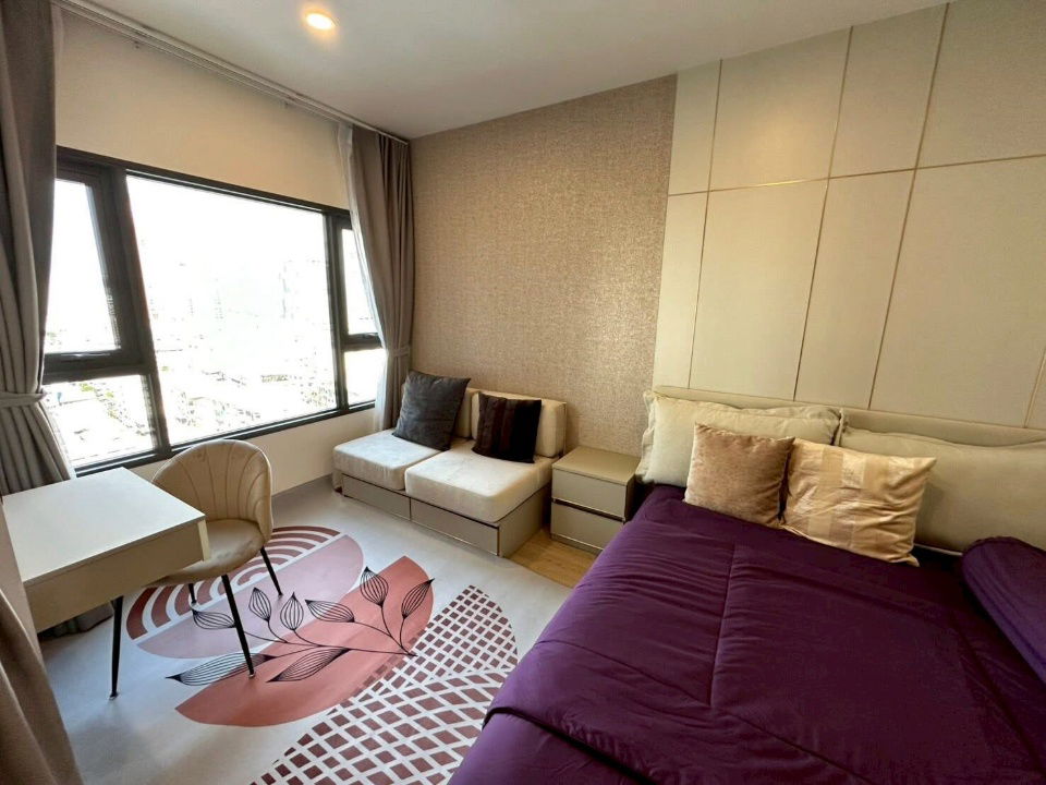 picture Life Rama 4 -                     Asoke - 6/17