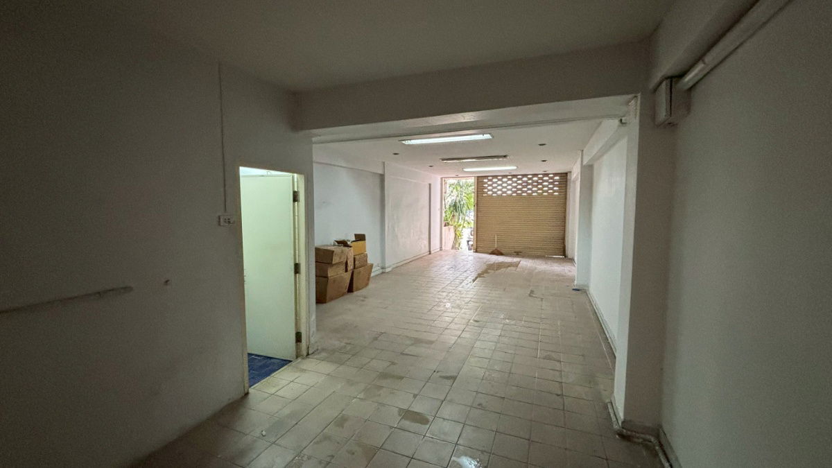 picture Commercial building for sale, 14 sq wah, good location on Petchburi Road. - 31/43