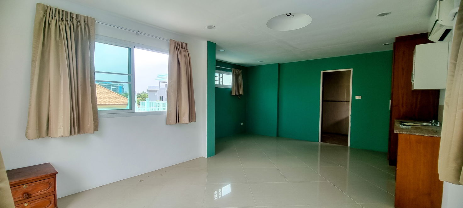 picture Exquisite 3-Storey Luxury Residence for Sale in Bang Saray - 8/19