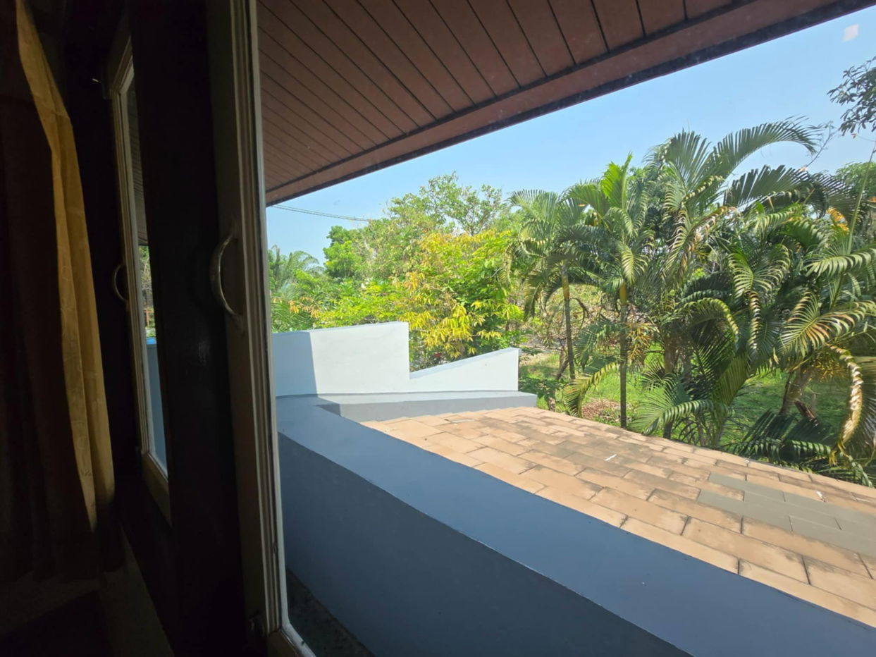 picture Charming 4-Bedroom Thai-Style House for Sale - 6/8