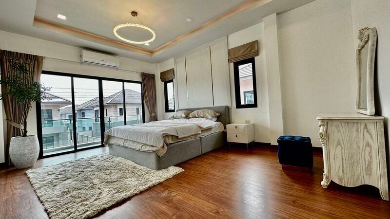 picture Luxury Two-Story Modern Villa for Sale in Huay Yai - 7/8