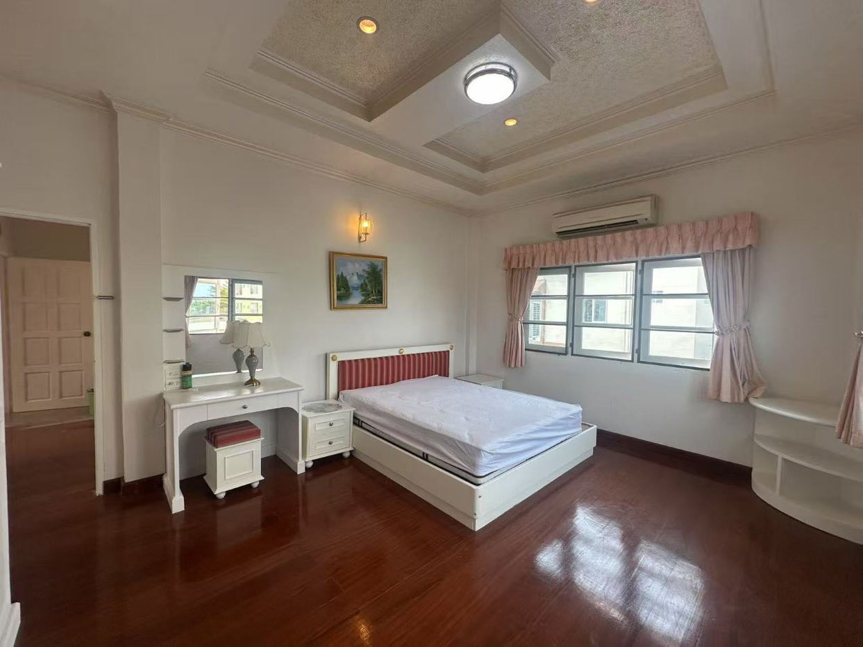 รูป Spacious 8-Bedroom Pool Villa for Sale in Thepprasit - รูปที่ 11/16