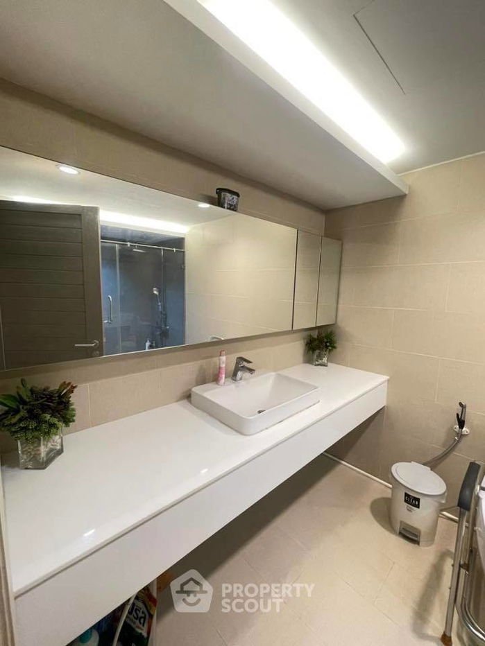 picture 1-BR Condo at Nusa State Tower Condominium near BTS Saphan Taksin (ID 2463142) - 8/20