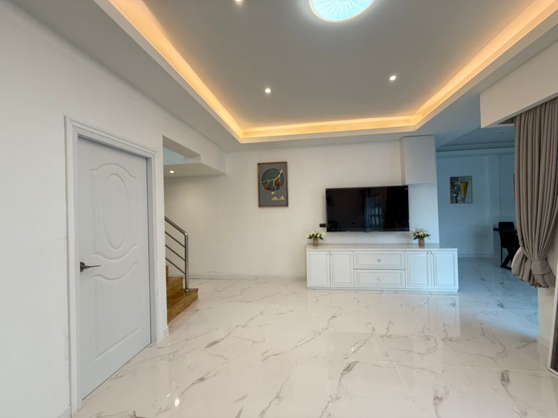 picture 8 Bedrooms Pool Villa in South Pattaya for Rent - 4/15