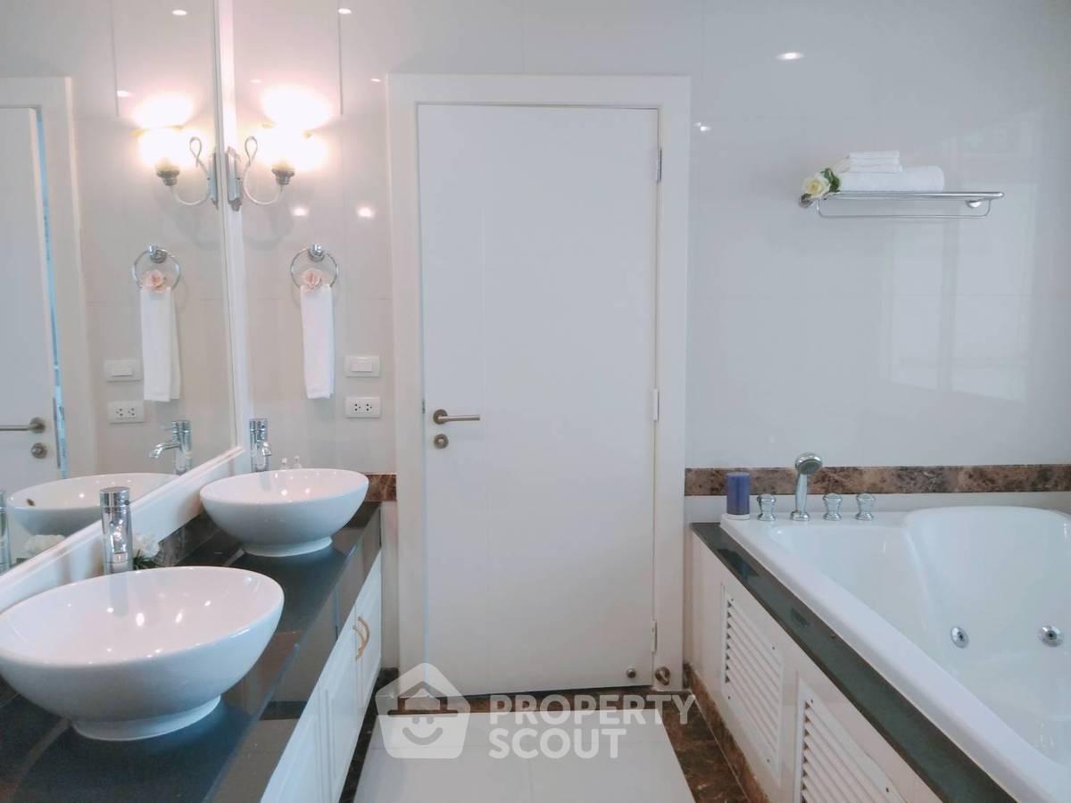 picture 4-BR Condo at Piyathip Place near BTS Phrom Phong (ID 659423) - 18/28