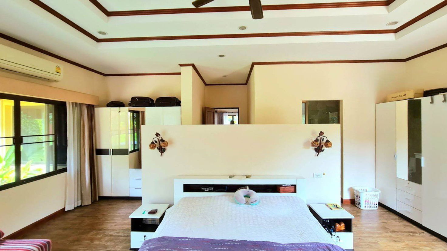 picture Spacious 6-Bedroom Pool Villa for Sale - 14/17