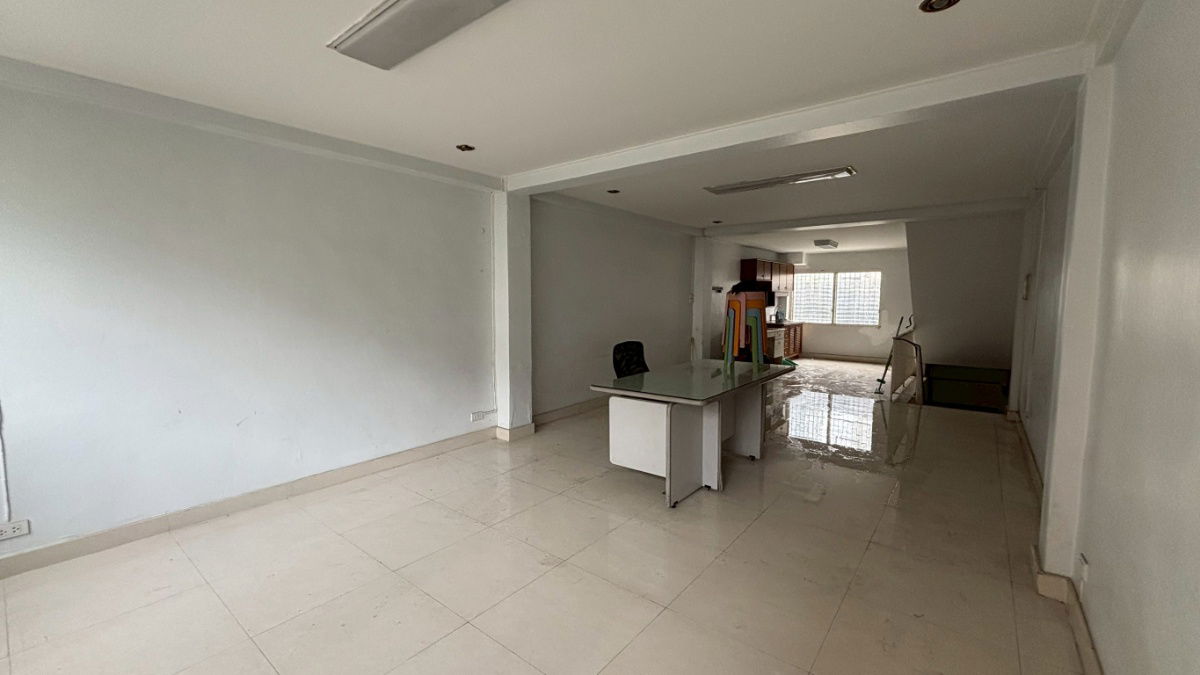 picture Commercial building for sale, 14 sq wah, good location on Petchburi Road. - 27/43