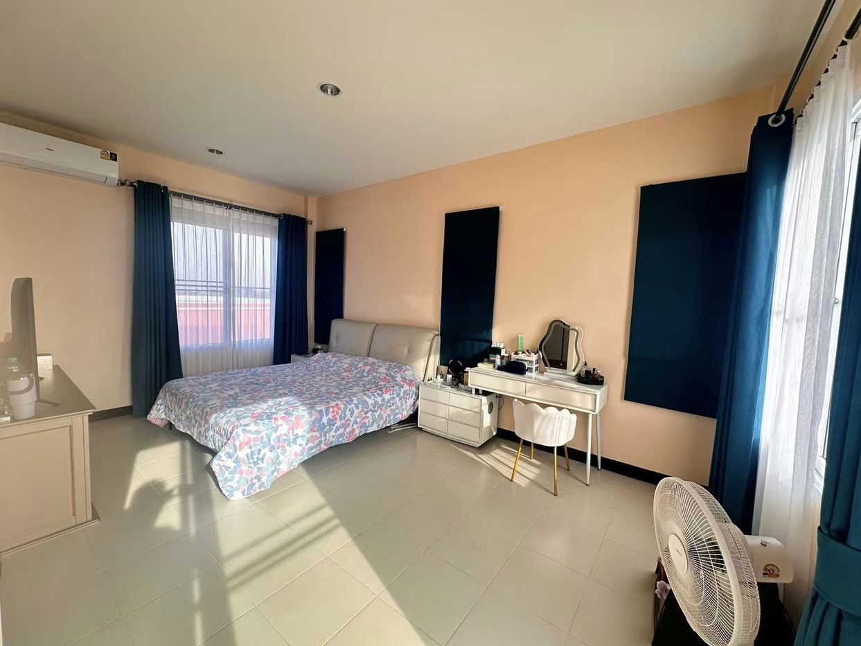 picture Italian Country-Style Villa in East Pattaya - 10/12