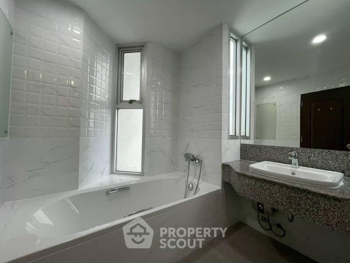 picture 2-BR Condo at Sathorn House Condominium near BTS Surasak (ID 2455938) - 9/11