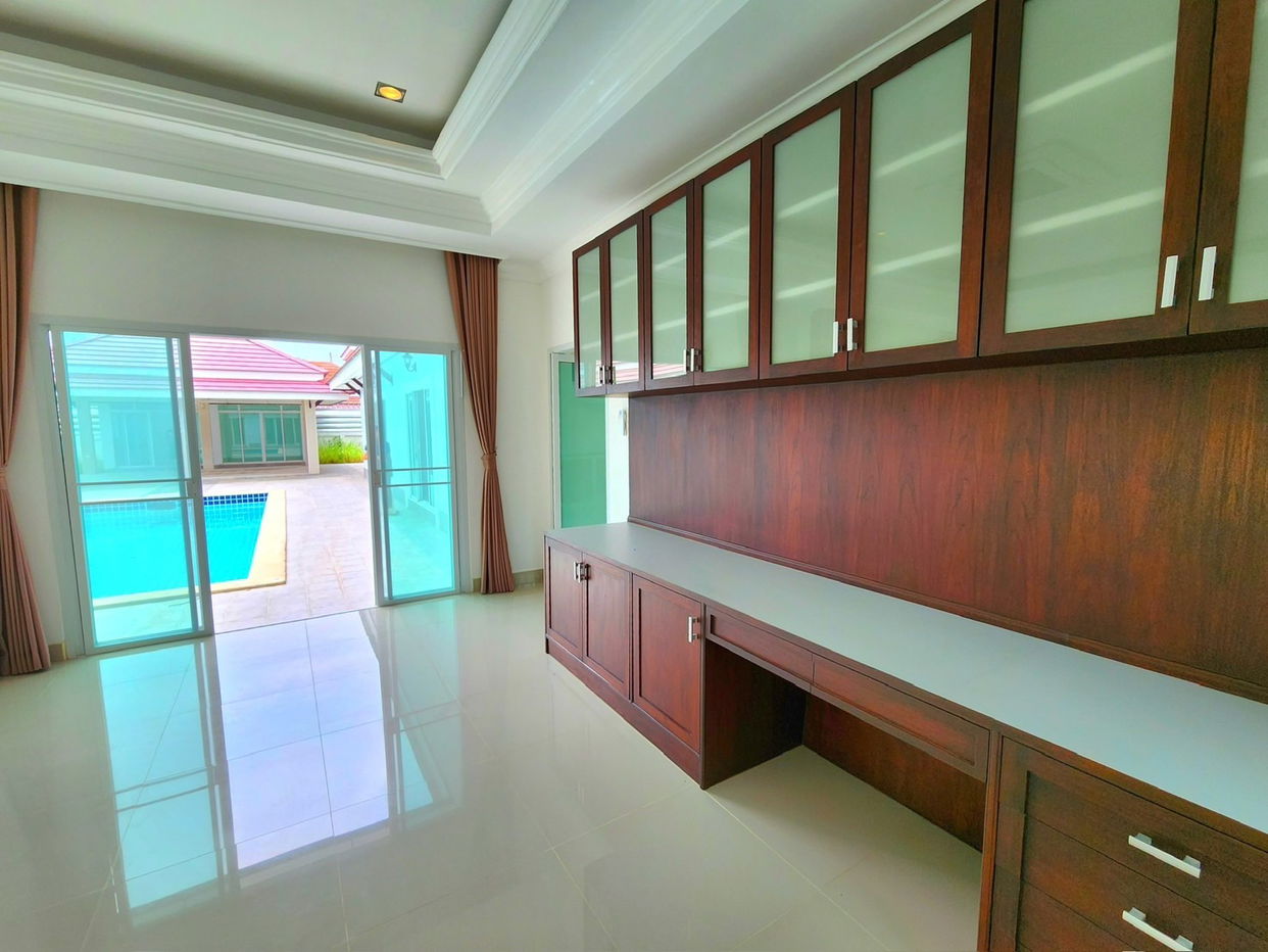 picture Luxury Pool Villa for Sale in Bang Saray - 11/15