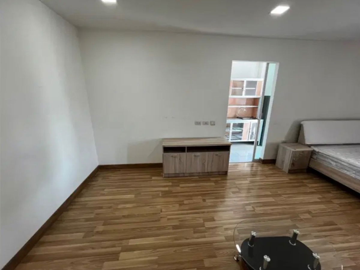 รูป 🔥🔥ให้เช่า วันพลัส ศรีนครินทร์ หัวหมาก ซอย3 ใกล้รถไฟฟ้าสายสีเหลือง เฟอร์ครบ!! - รูปที่ 2/5