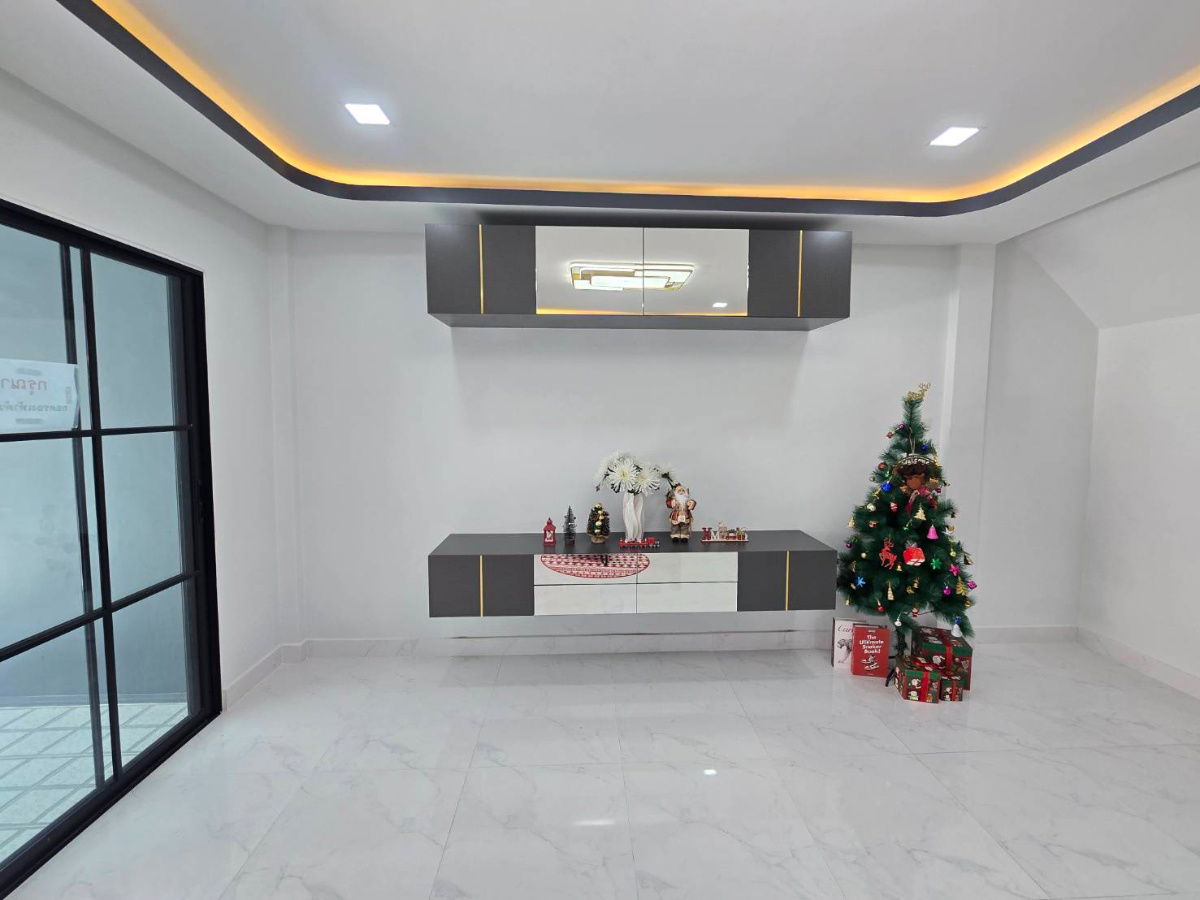 รูป ทาวน์เฮ้าส์ รีโนเวท พร้อมหิ้วกระเป๋าเข้าอยู่ได้เลย  หมู่บ้าน เคซี.รามอินทรา 8 ถนนไทยรามัญ คลองสามวา เฟอร์นิเจอร์มากมาย - รูปที่ 8/26