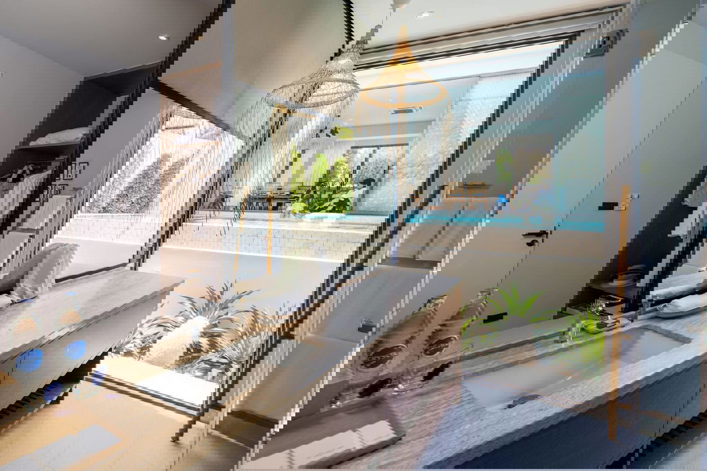 picture Luxury 4 Bedrooms Pool Villa in Na Jomtien for Sale - 14/16