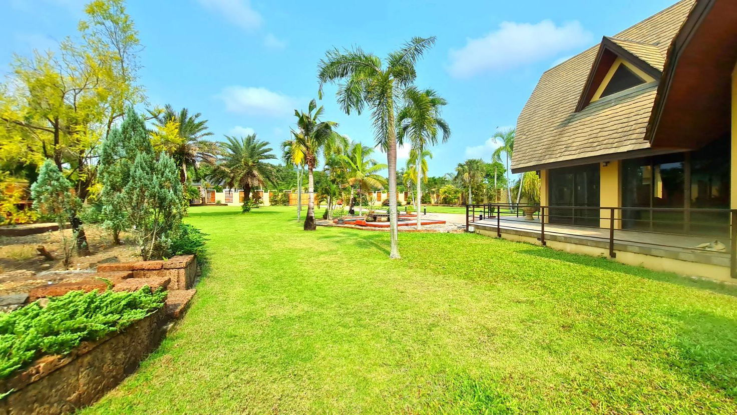 picture Spacious 6-Bedroom Pool Villa for Sale - 6/17