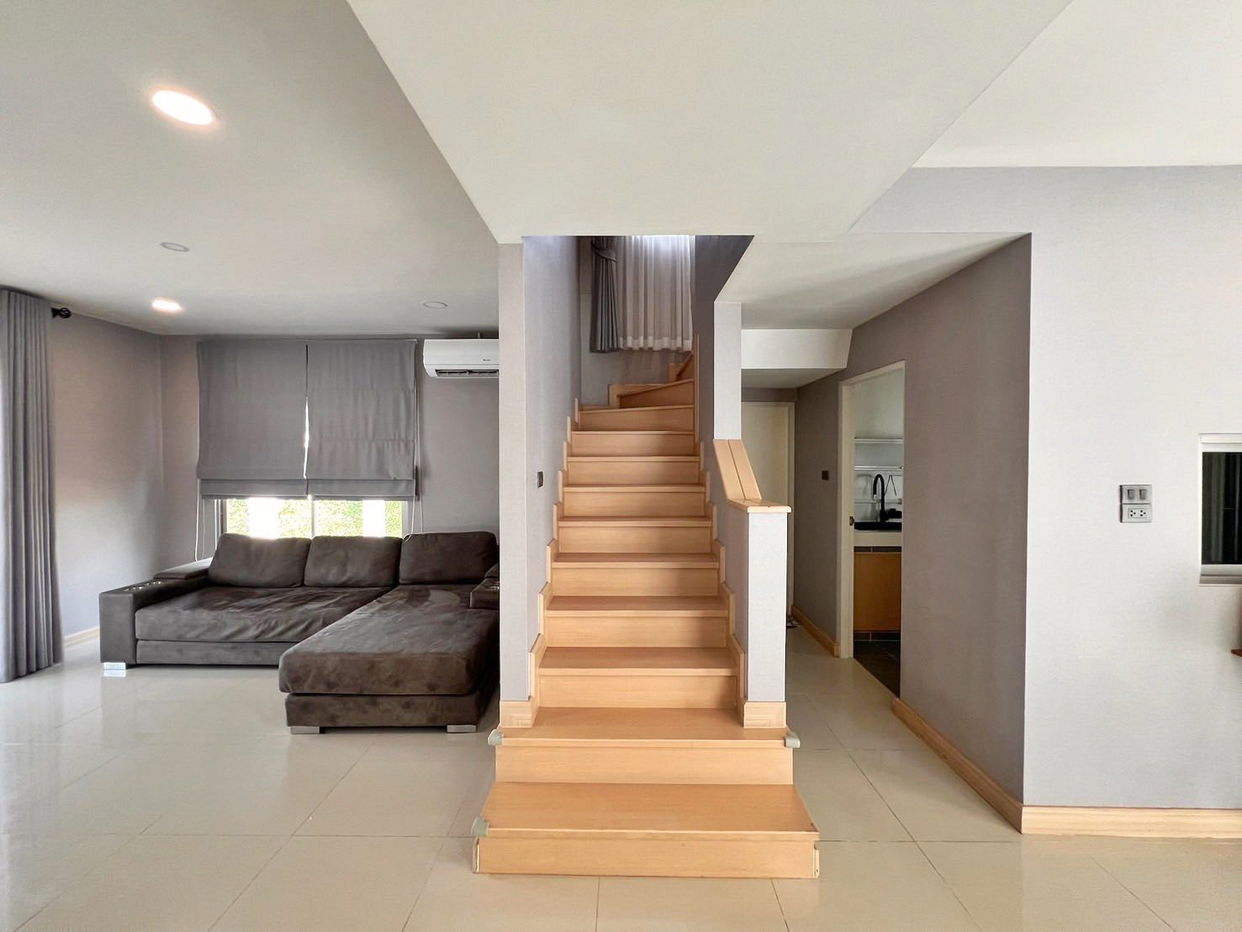 picture 3 Bedrooms Modern House in East Pattaya for Rent - 2/8