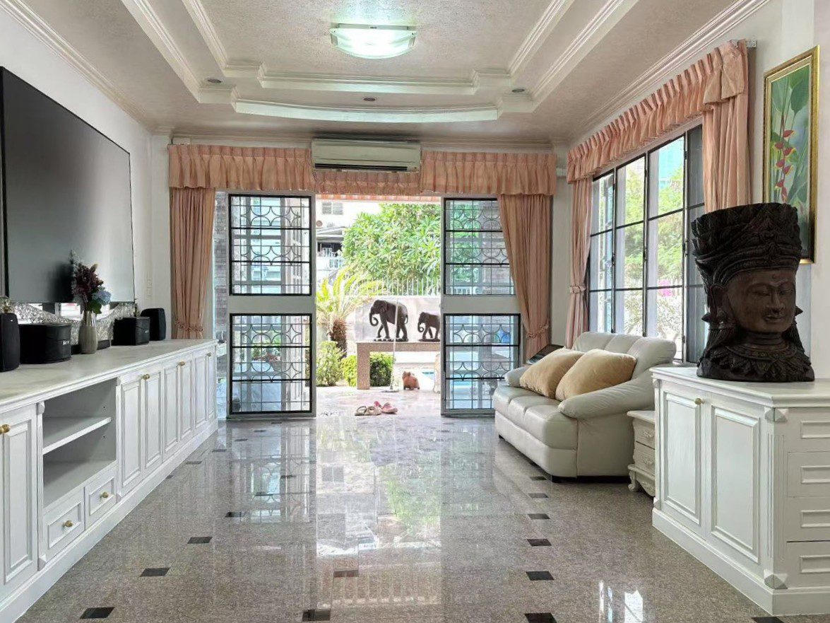 รูป Spacious 8-Bedroom Pool Villa for Sale in Thepprasit - รูปที่ 4/16