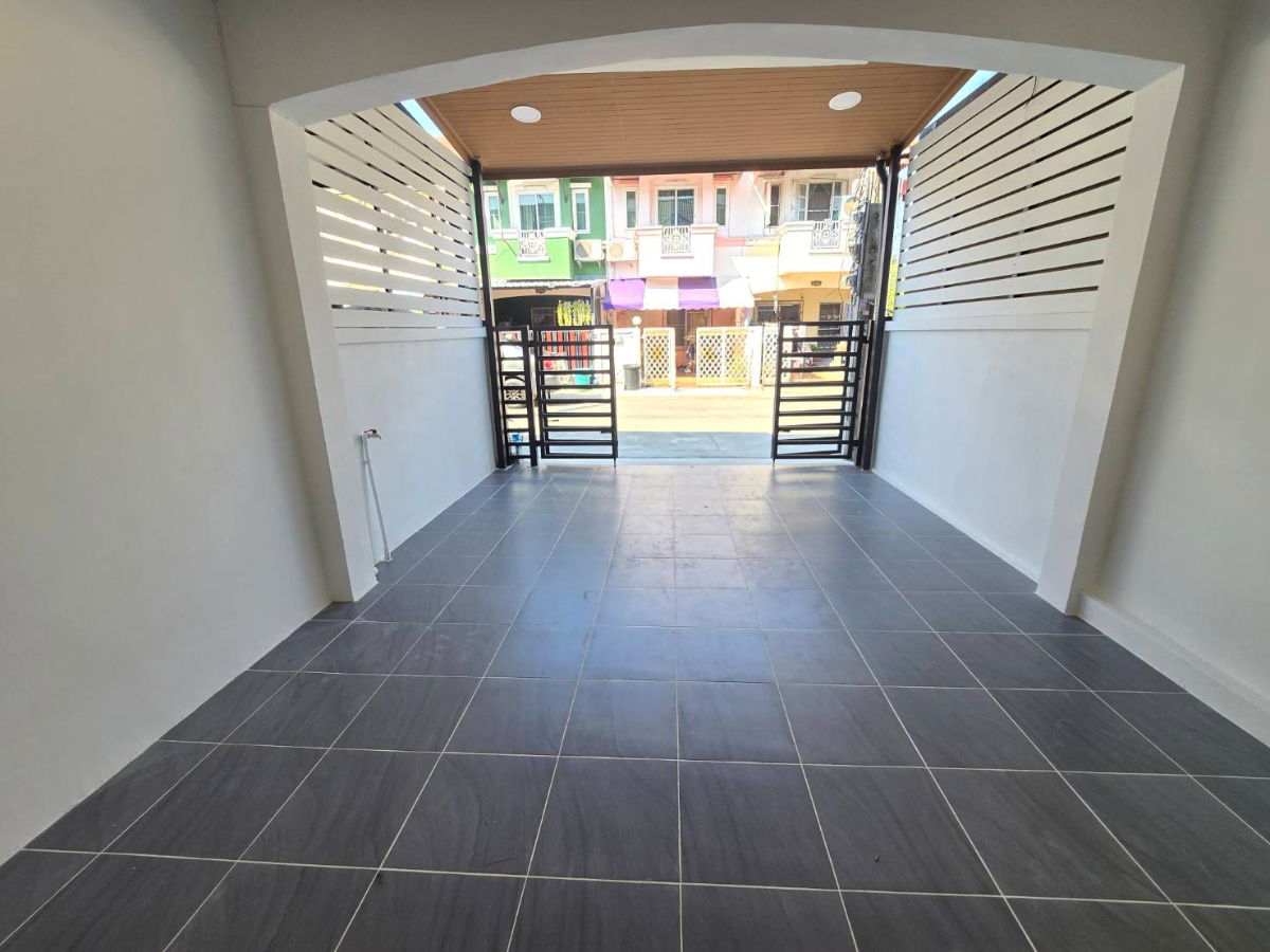 รูป ทาวน์เฮ้าส์ รีโนเวทใหม่ ทำเลดี ตกแต่งใหม่ หมู่บ้าน เคซี รามอินทรา 8  (ซ.26 )ถนนไทยรามัญ คลองสามวา พร้อมเฟอร์นิเจอร์ - รูปที่ 4/21