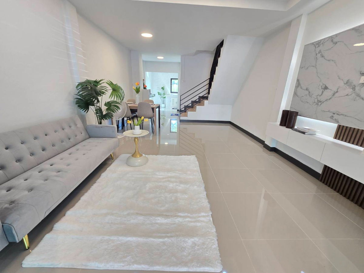 รูป ทาวน์เฮ้าส์2ชั้น รีโนเวทใหม่ ทำเลดี ใกล้สนามบินสุวรรณภูมิ หมู่บ้าน รุ่งนภาเพลส ซอยร่มเกล้า16 มีนบุรี - รูปที่ 5/33