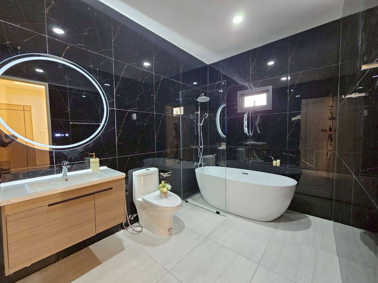 picture Modern Luxury Pool Villa for Sale in East Pattaya - 14/14