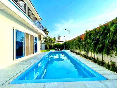 Houses for sale Chonburi : Modern 2-Storey House in East Pattaya for Sale