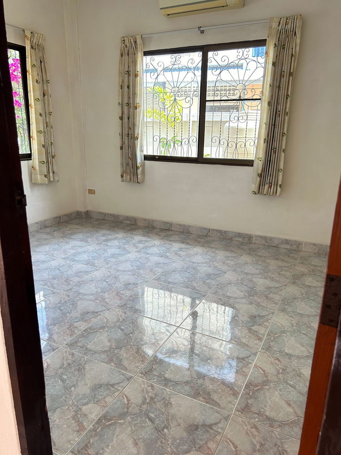 picture 2 Bedrooms House for Sale in East Pattaya - 4/8