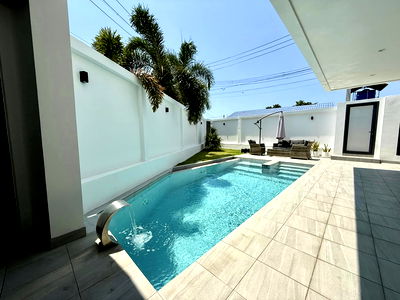 บ้านเดี่ยว ถนนห้วยใหญ่ : ขายพูลวิลล่า 3 ห้องนอน สไตล์โมเดิร์น ในห้วยใหญ่