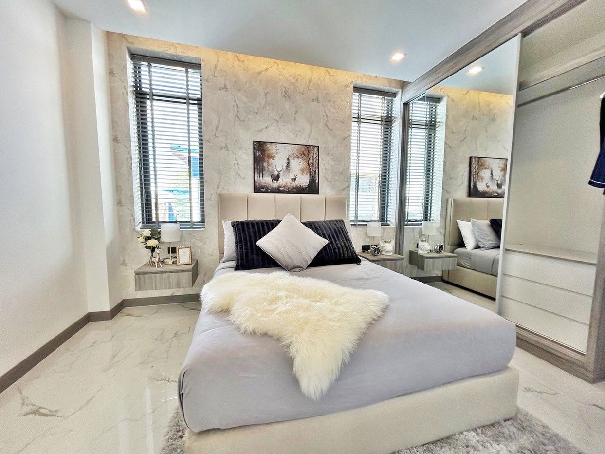 picture 3 Bedrooms Pool Villa in East Pattaya for Sale - 8/15