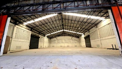 เช่าโรงงาน นิคมบางชัน : ให้เช่าโกดังรามอินทรา 117 มีนบุรี ขนาดพื้นที่รวม 1,225 ตรม  โกดังสูง 10เมตร  พื้นรับน้ำหนัก 3ตัน มีรปภ 24 ชัวโมง กล้อง CCTV 