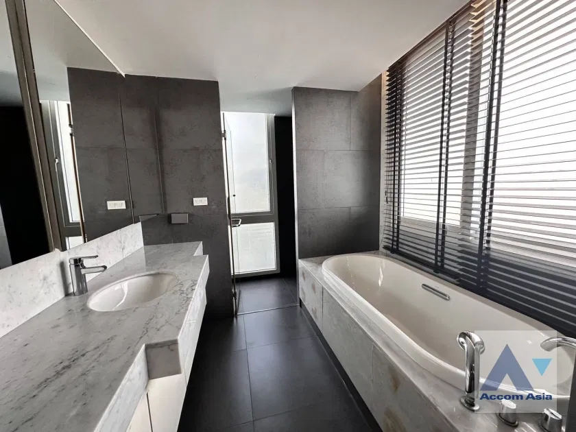 รูป 🔼🔽 AccomA 📩 Elegant family-friendly condo with garden balcony (13000952) - รูปที่ 11/16